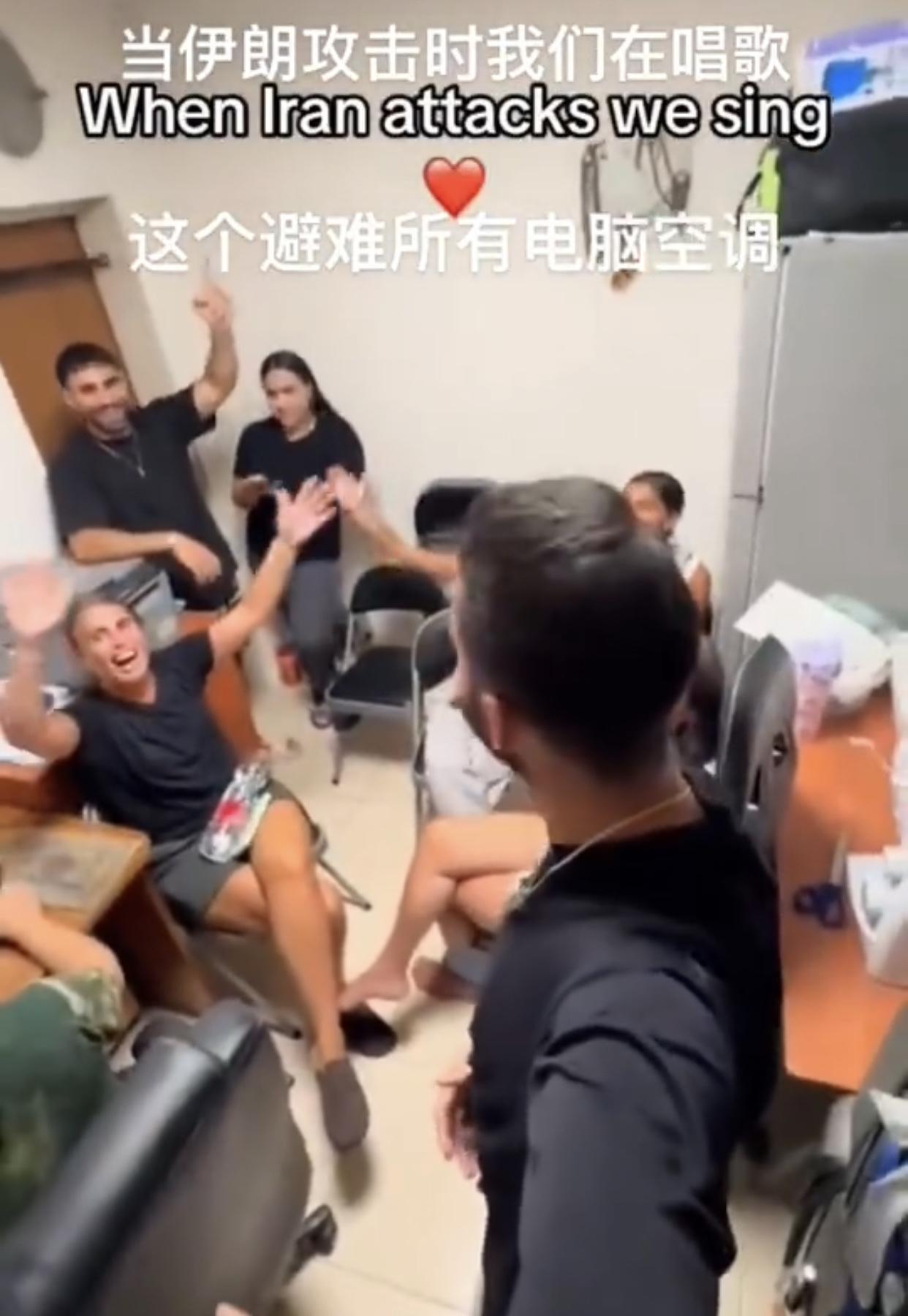 当伊朗的导弹来袭的时候，以色列人躲在地下室里欢声笑语、尽情歌唱，似乎地面上被伊朗