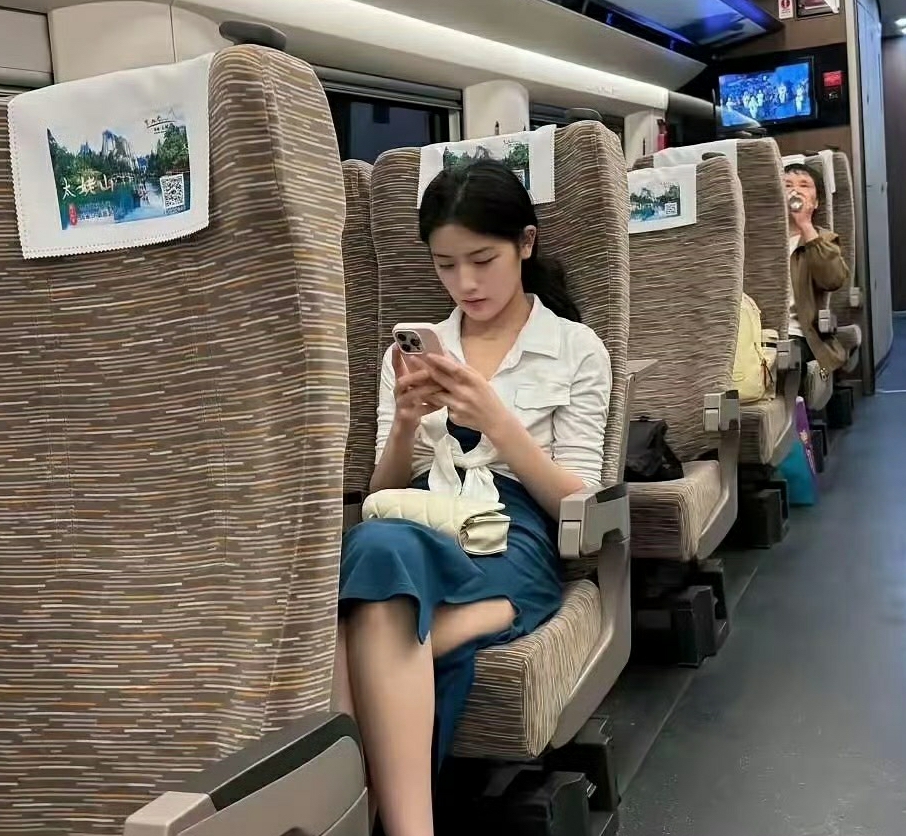 这是在高铁上看见过最漂亮的女生了！