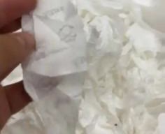 江苏一女子在线下店买了三箱桃子，没想到，开箱的瞬间就把她恶心到了，直呼：一点都不