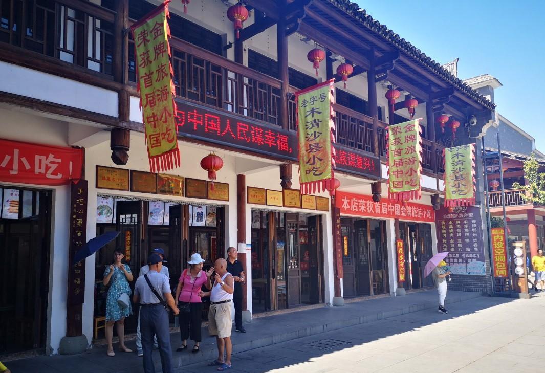 街边餐馆三巨头真的是神奇的存在，兰州拉面一直以不怎么高的性价比被很多人吐槽，不过