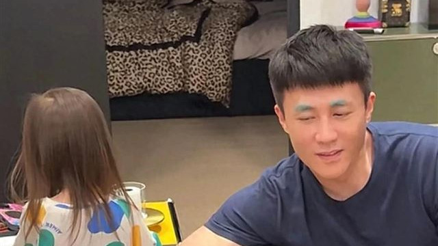 王灿晒父女日常！3岁小蛋饺发色偏黄，给杜淳涂蓝色眉毛，好温馨