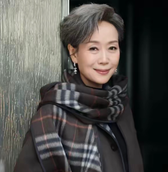 一夜之间，喜欢叶童的，和不喜欢的都沉默了

​《一路繁花2》，庆奶问叶童为啥不再