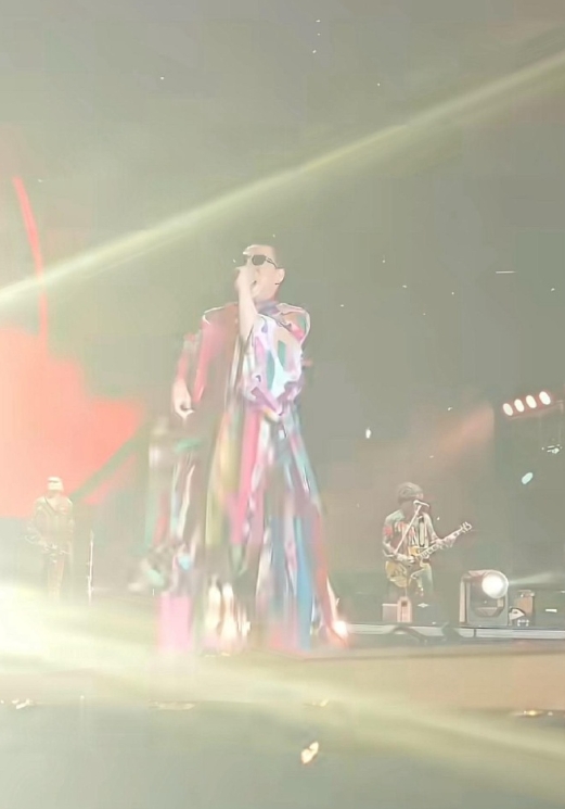 梁龙又搞事情了，这次穿了一身经幡在身上，混着着唢呐声，真的好像在做法事。二手玫瑰