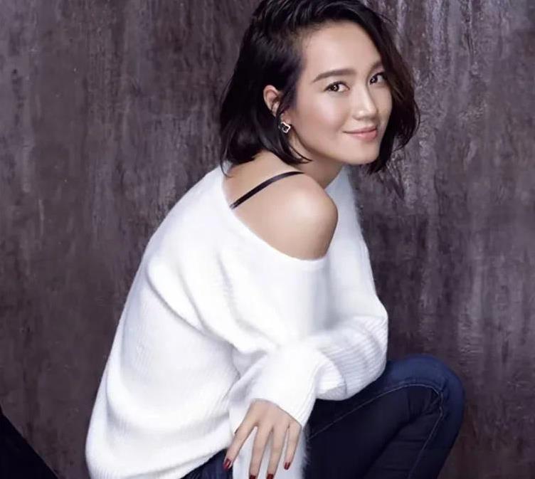 朱丹以前真的不是这样的，至少主持能力还可以。但自从谈恋爱结婚后，业务能力越来越差