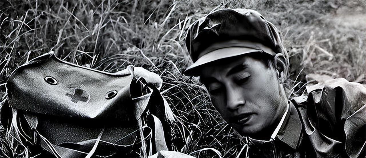 1979年，一个因为战争走散的男士兵被两个敌方的女士兵发现，对此，男士兵万念俱灰