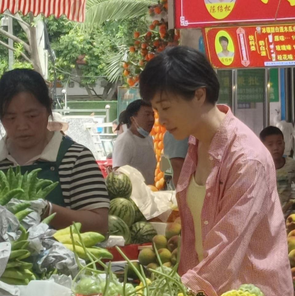 近日，著名女星吴越选择云南作为度假地，她连续几天独自前往当地菜市场购买新鲜蔬菜和