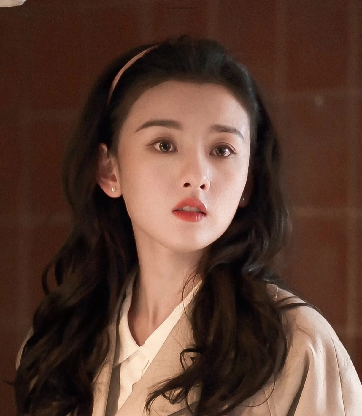 宋祖儿这个明星挺奇怪的
不喜欢的人觉得她不好看
在明星里面，她个子小小的，有个形