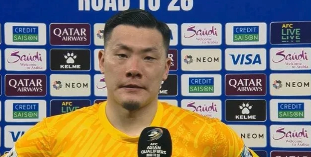 国足客场惨遭印尼大败，疑云重重。塞尔吉尼奥被边缘化，后卫最后消极比赛，教练三次叫