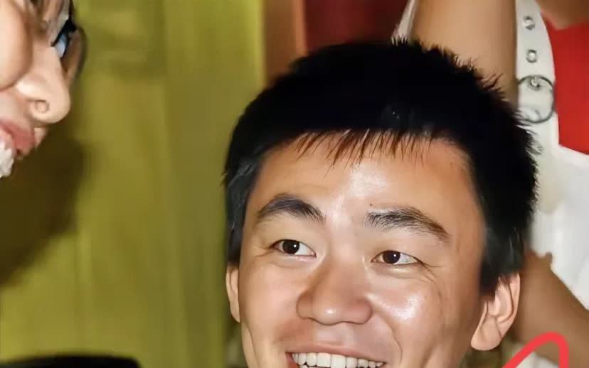 王宝强开着300万的大奔回村过年，看到村口竖着“王宝强家乡”的牌坊，当场炸毛了，