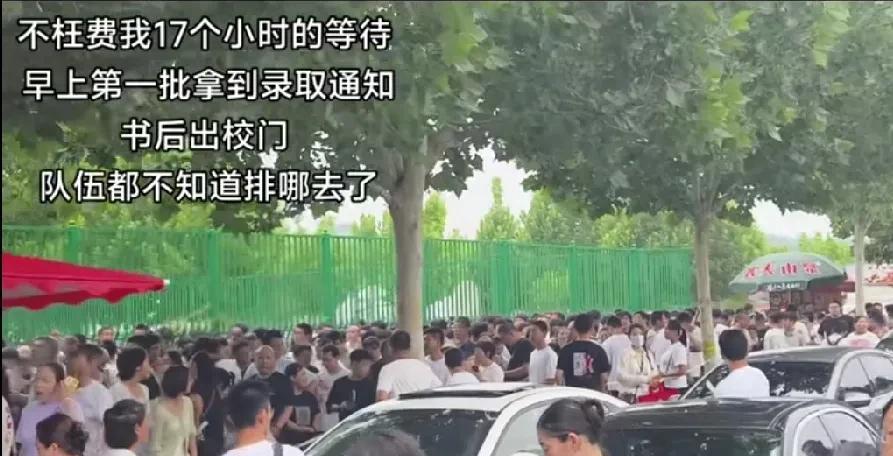 高价把孩子送进私立初中还有必要吗？
这么长的队伍，比免费领鸡蛋还要热闹多了！
谁