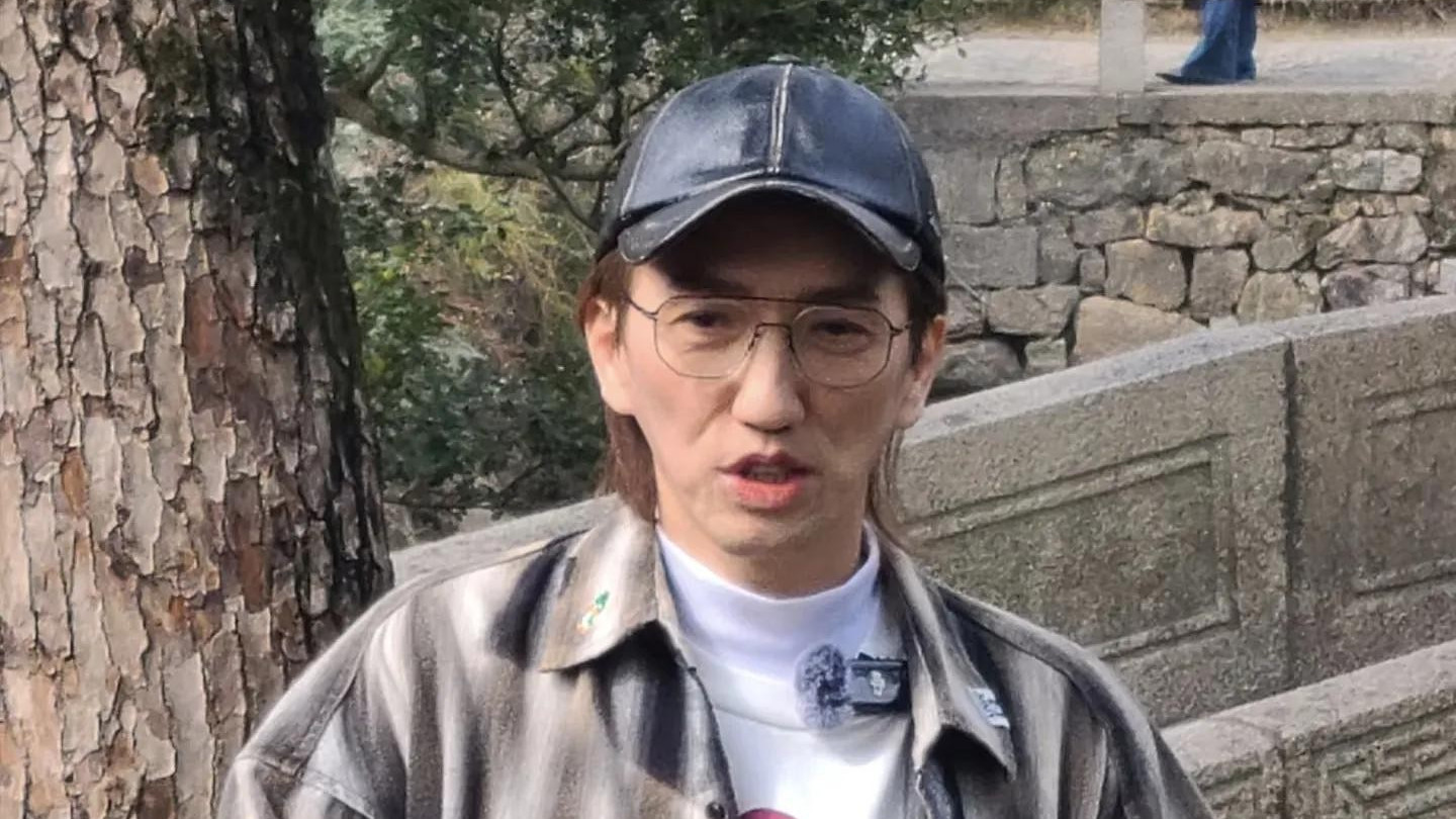 偶遇林志炫苏州游玩，脸颊凹陷暴瘦引关注，网友：这是情歌王子？