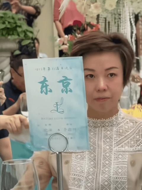 国乒总教练李隼的女儿今天大婚。而李隼的三个高徒张怡宁，王楠和李晓霞也不远万里赶来