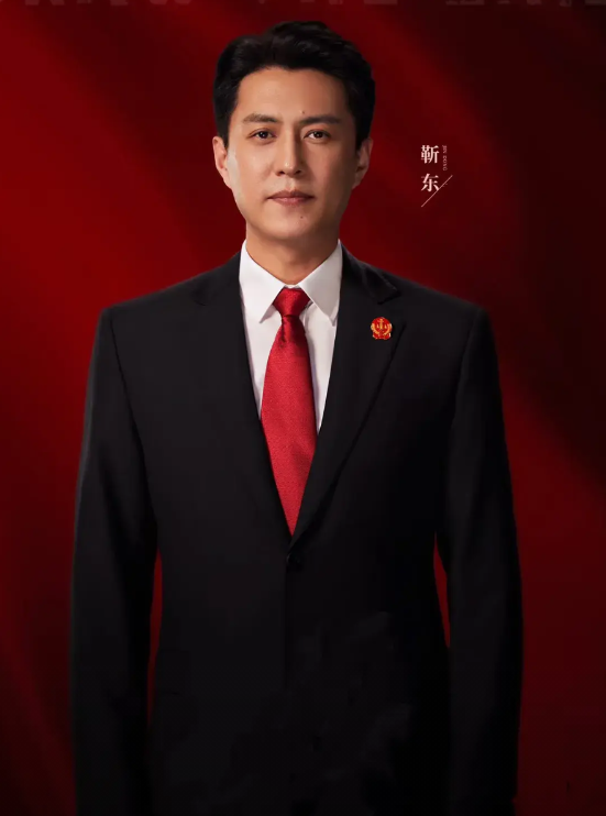 今年两会，靳东接受采访，我发现了1个特别有意思的事情.

那就是靳东在接受采访时