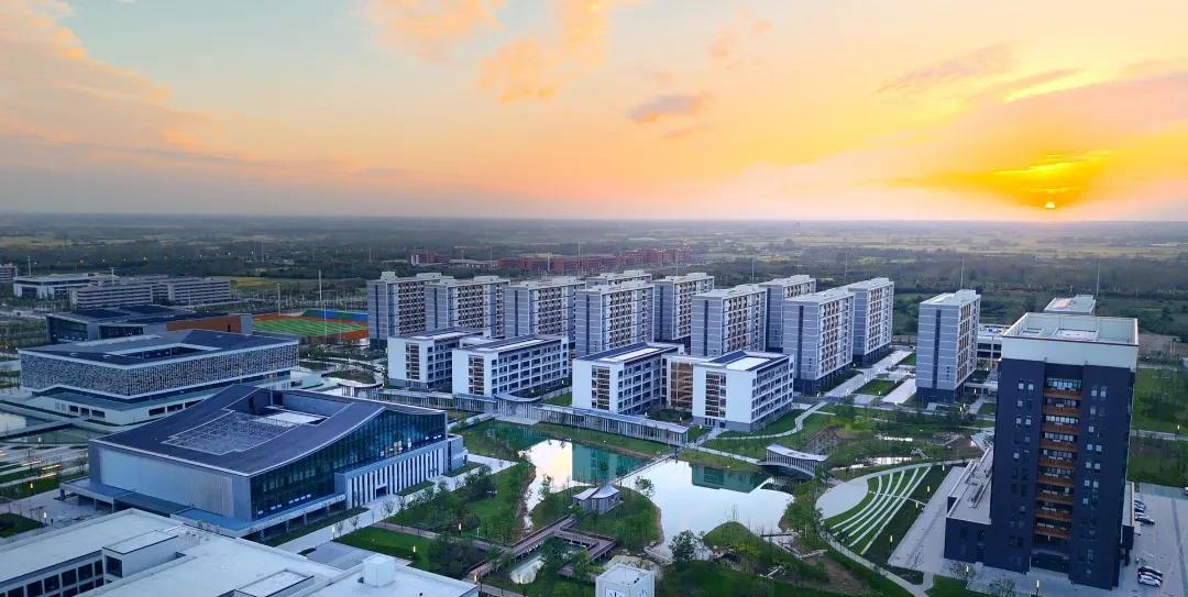 寿县新桥大学城放暑假了，本地消费趋于平静，2个月后几万学生再归来
6月29号，周