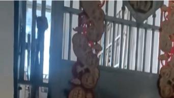 居民楼顶加建问题协调推进 居民关注整改进度