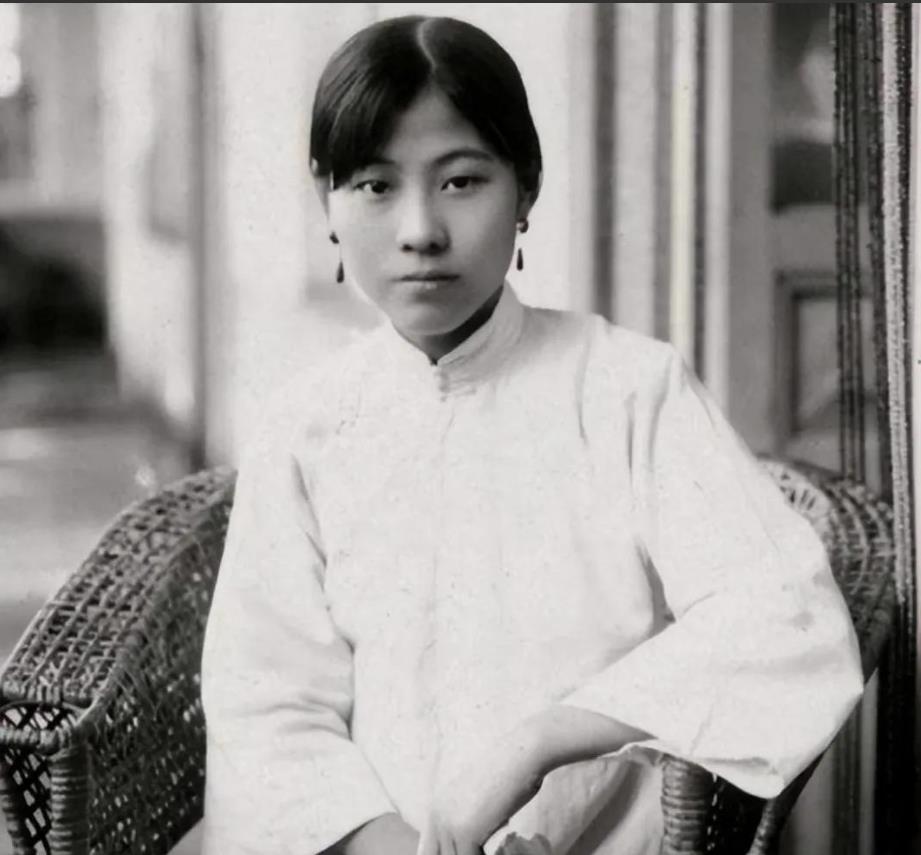 1917年，40岁军阀王德庆病逝。临终前，他偷偷留给17岁小妾30万大洋，嘱咐小