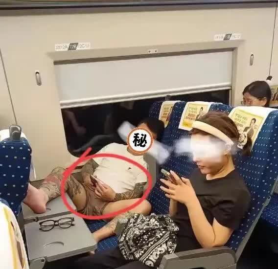 穿个裤头，叉着腿
就差把脚当人家姑娘脸上了
​像这种毫无功德的社会边角料
