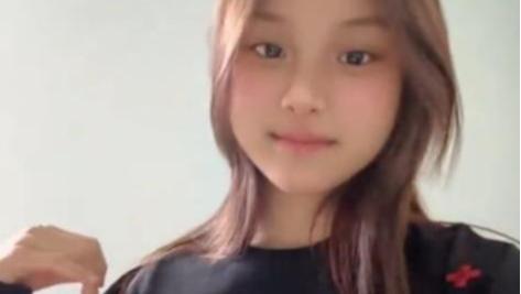 李小璐女儿12岁甜馨跳舞视频来啦！妆容精致到犯规，竟和贾乃亮一个模样？