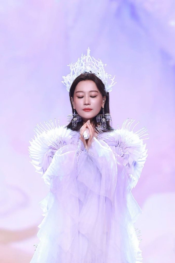 现场乐队伴奏质感拉满，鼓点与弦乐交织，和谭晶的歌声完美融合，带来超震撼的沉浸式听