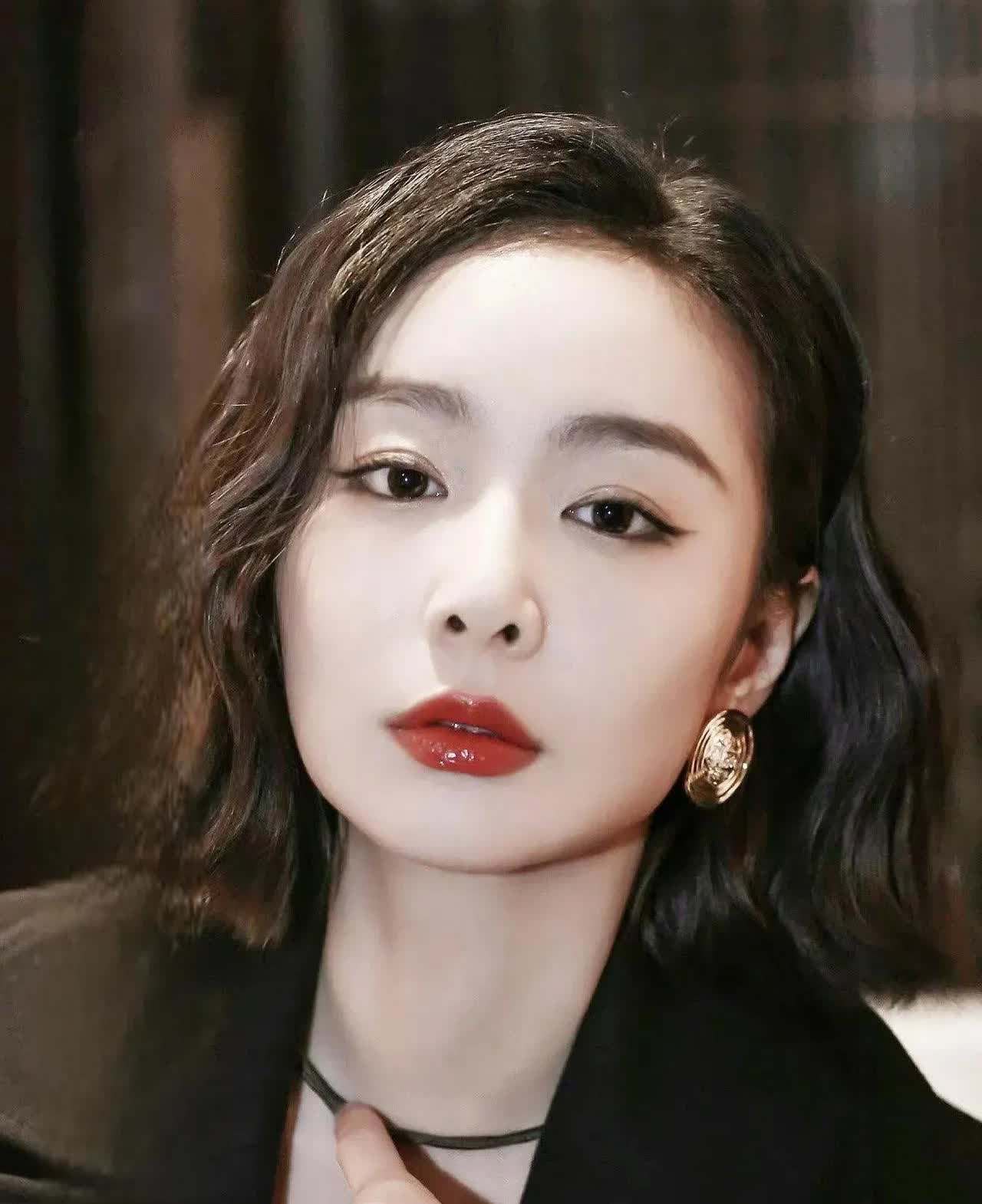 查了一下高叶，

不查不知道，查后发现她如果没演《狂飙》的大嫂，她根本红不起