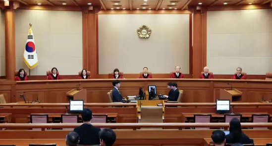 4 月 3 日，尹总律师团表示，尹总将缺席4日的弹劾案宣判。这被不少人看来是心虚