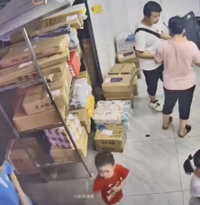 太坏了！一快递驿站里，两个小孩跟着各自妈妈去取快递，期间一个红衣男孩则乖乖的站在