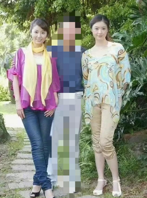 翻到15年前蒋欣和林心如的合影，感觉时光真奇妙。照片里，林心如穿紫色短袖搭牛仔裤