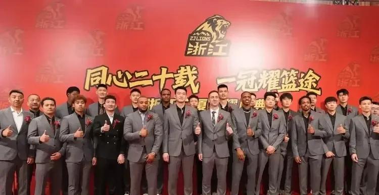逼王可不是吹的！夺冠合影孙铭徽特立独行穿黑色西装
近日广厦队夺冠后的合影流到网上