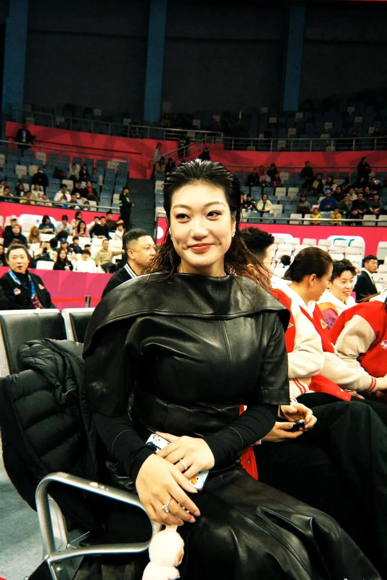 李梦：姐就是女王！

 WCBA现场，队员们都规规矩矩地穿着队服。就李梦，一身贵