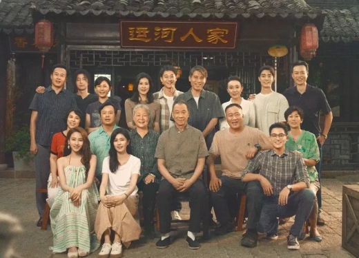 看了新电视剧《北上》，忍不住吐槽几局：故事开始的2000年，几家人住大杂院，几个