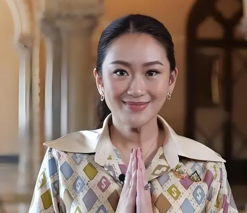 佩通坦还能当泰国总理吗？
佩通坦在泰国政治圈子里还挺活跃，她领着的为泰党在底层老