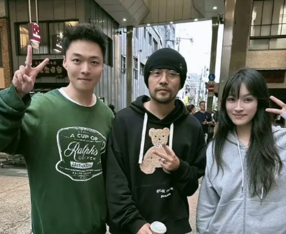 有网友在日本街头巧遇周杰伦，发现周杰伦身穿黑色上衣，神情略显失落，状态让人心痛。