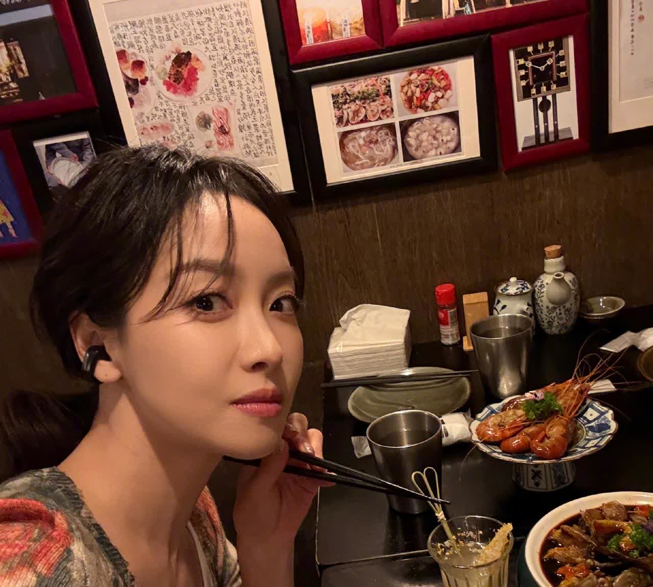 被宋茜分享的照片给震惊到了。

不愧是女星，吃的美食都那么有个性，我居然一半