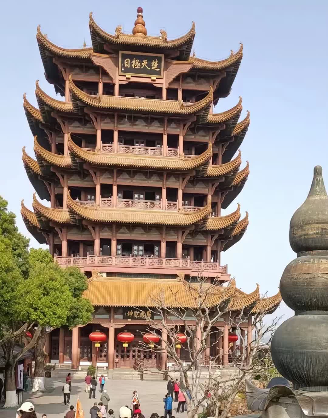 想去黄鹤楼游玩的话，可得留意哦，早上八点半才开门迎客。另外，65岁以上的老年朋友