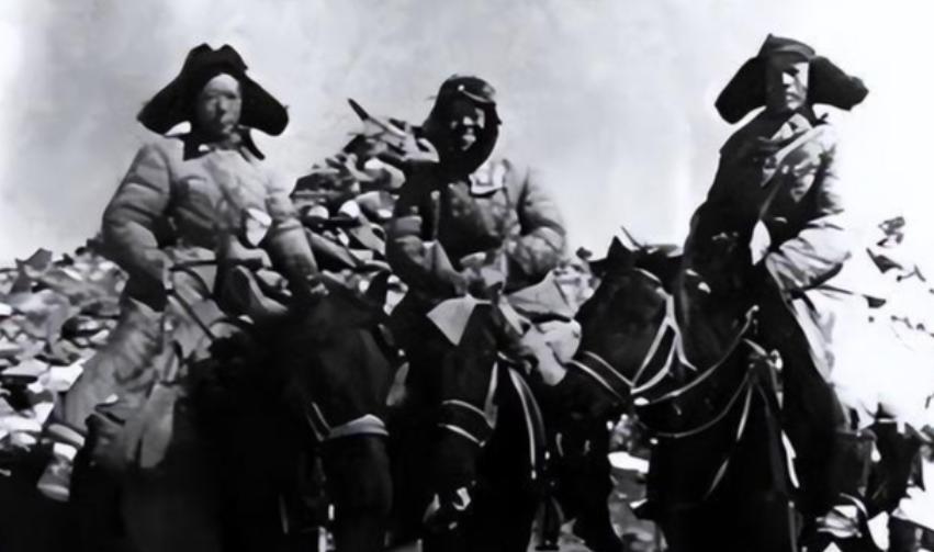 1936 年，西路军在残酷战斗中被打散。怀有身孕的女兵陈素娥不幸被捕，恶魔般的马