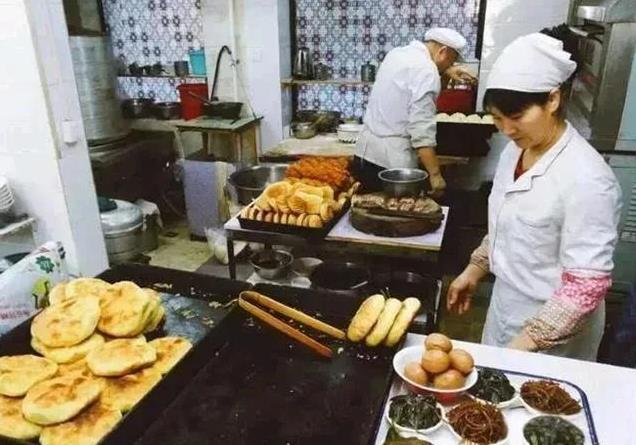 这是上世纪80年代某地饭店后厨一角的珍贵照片。
照片中可以看出，这个饭店后厨环境
