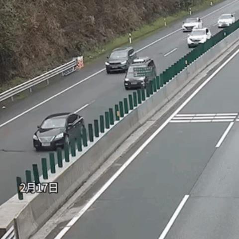传说中的憨大胆，高速轻微追尾，原地下车理论，结果遭遇二次事故。高速追尾两辆车，一
