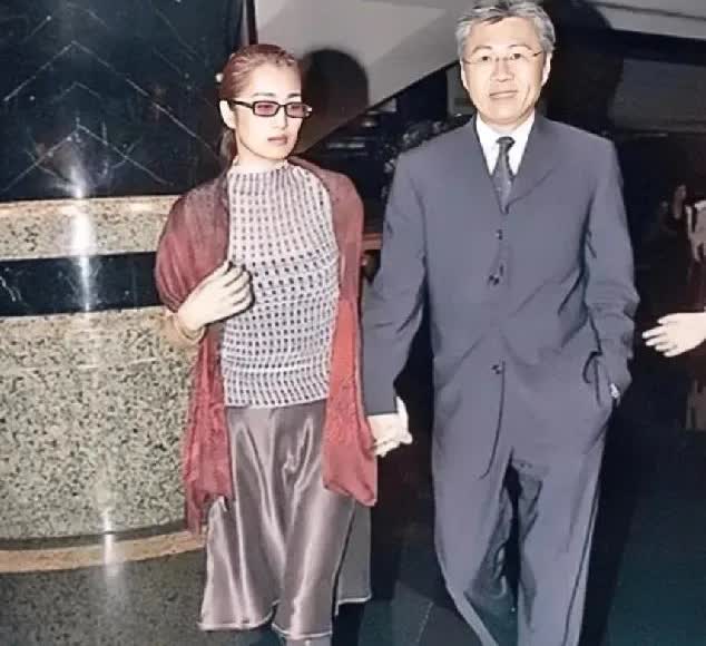 这是巩俐和她的第一任丈夫黄和祥，拍摄于上世纪90年代，年轻时候的巩俐很美，黄和祥