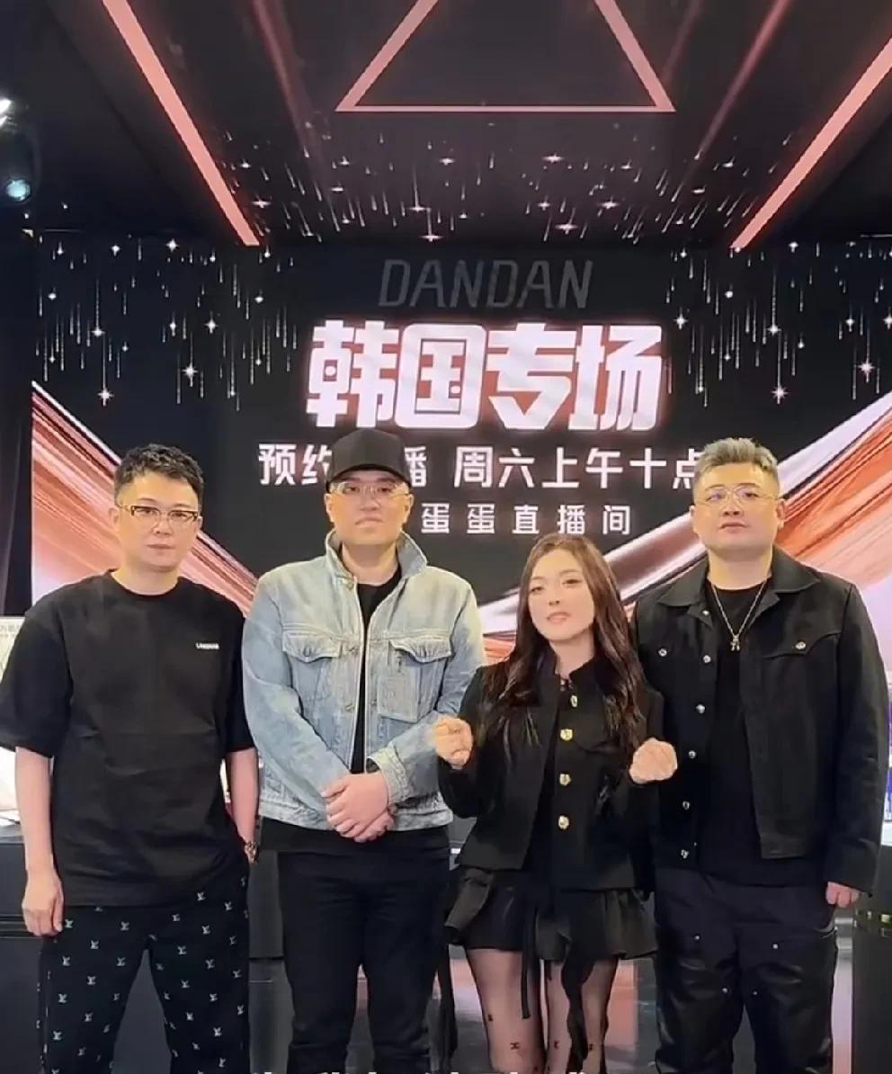 伽柏哥赶赴韩国为蛋蛋海外直播站台！
           一同前往的还有小双和蓝
