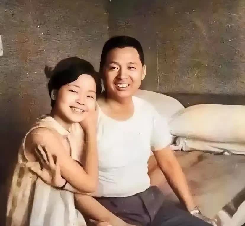 17岁的邓丽君，笑颜如花，依偎在父亲身旁。父亲身面容慈祥，眼神中满是对女儿的宠爱