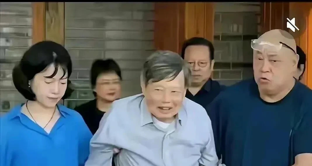 杨振宁百岁高龄妻子陪伴











我的天哪！102岁的杨振宁老先生，