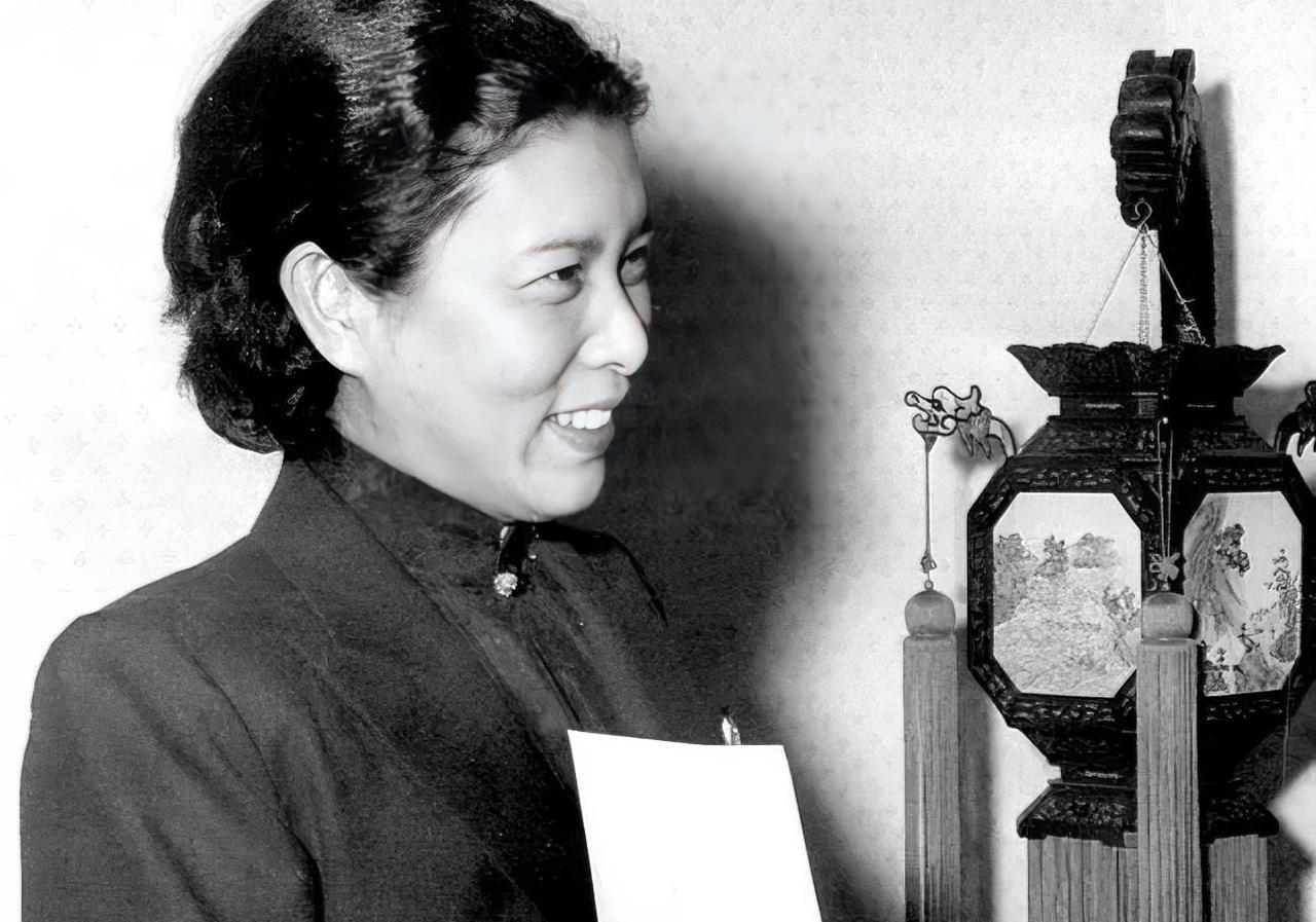 龚澎女士谦逊优雅的风度，令人敬佩和羡慕，她是新中国外交部新闻司首任司长，为我们的