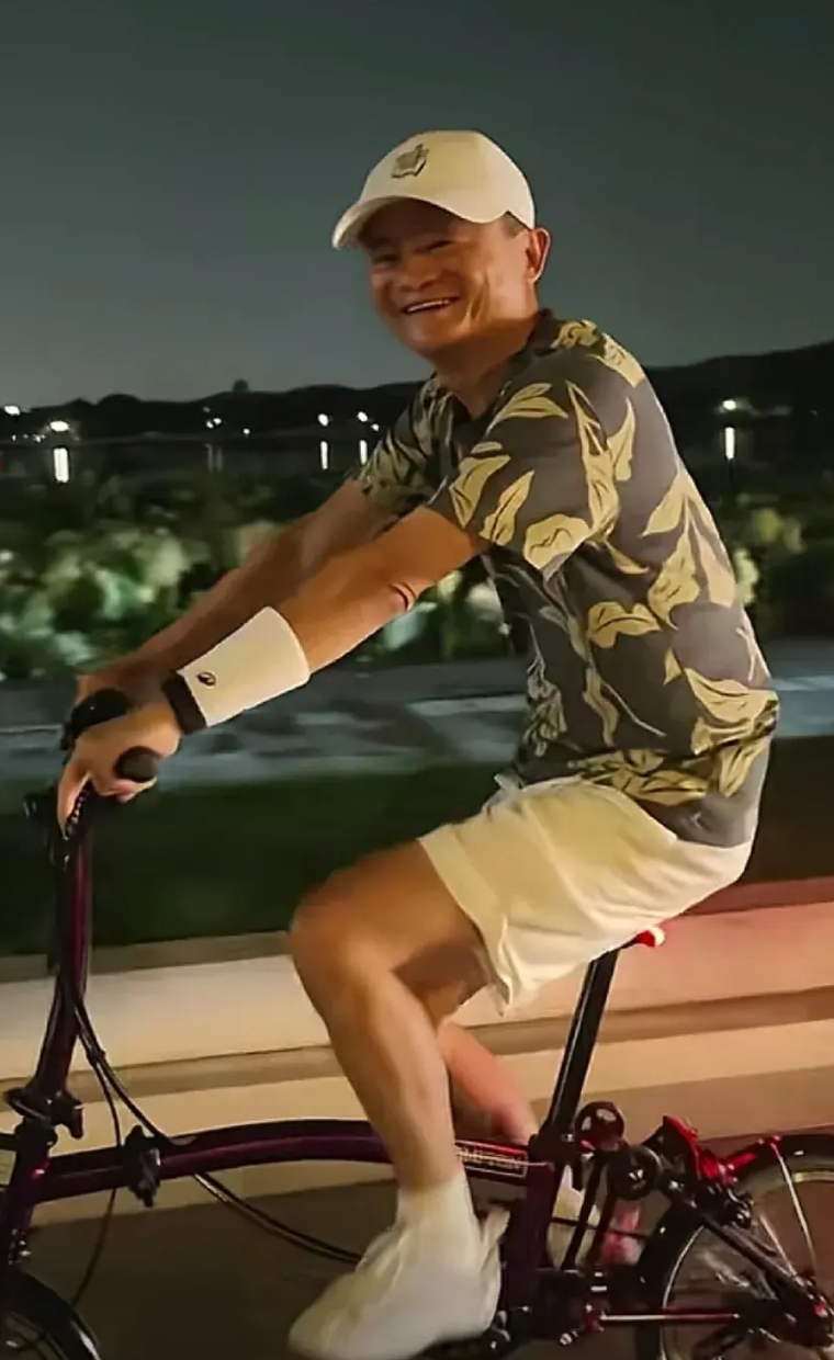 偶遇阿里巴巴的马云一个人在杭州骑行夜游西湖，目测应该是骑的一辆英国品牌小布自行车