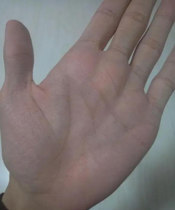一个不懂人情世故的人，其实很可惜
你的财运本有七分旺，何须辛苦九分
而且婚姻还要
