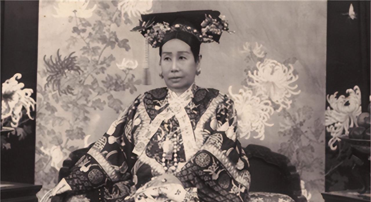 1900年，慈禧狼狈逃窜至山西首富家，临行时，慈禧让乔家借她10万两，乔致庸扑通