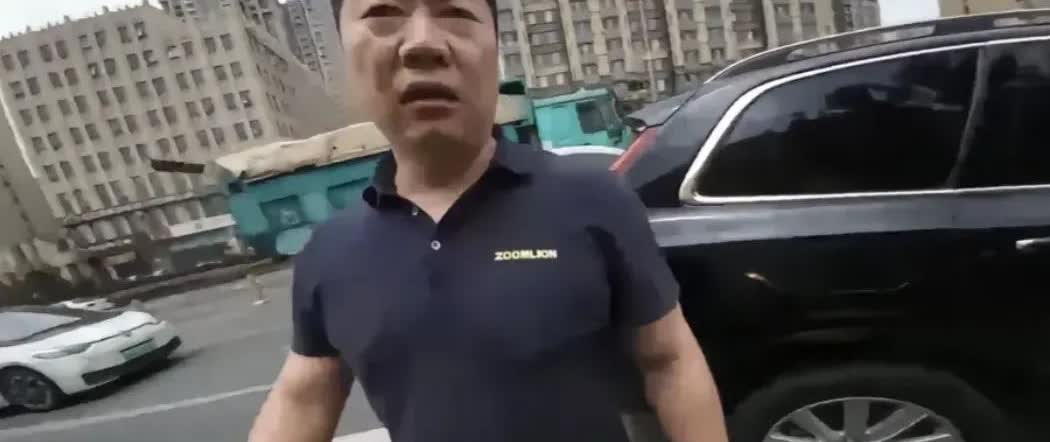 穿中联重科工装的嚣张男子后续来了！身份曝光大反转！
 
最近，一则“身穿中联