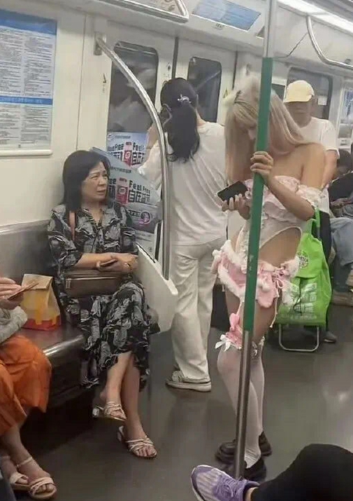 阿姨的表情表达了很多…神回复：“整个身体，包裹最严实的竟然是脚！”