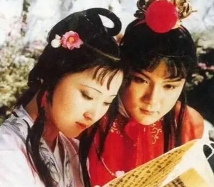 有一次，欧阳奋强去参加饭局，结果被一个大老板认出来了，对着他就是一通嘲讽：“这2