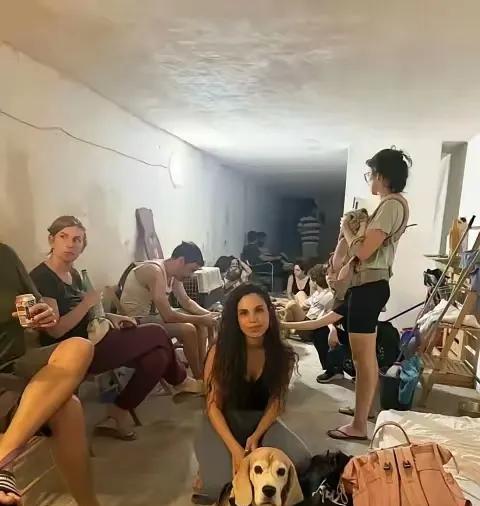 防空洞里的以色列人，看似悠闲。战火下以色列人“平静”度日，警报频响的生活，是无奈