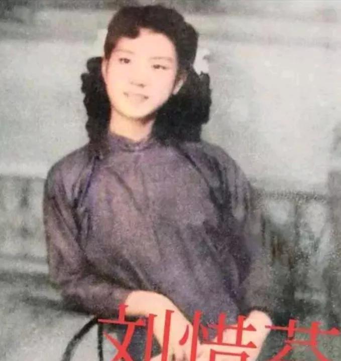 1949年，特务头子毛森抓捕了一个交际花小姐，审讯的时候，毛森用刀划开她的衣服，